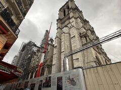 パリ市庁舎からさらに歩いてノートルダム大聖堂に来ました。
今年ついに修復工事が完了すると聞いていたのでどれくらい進んでいるのか確認しにきました。