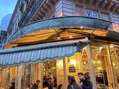 見学を終えた後はサントシャペルの目の前にあったブラッセリー『Brasserie Les Deux Palais』に入りました。何の下調べもせず入ったのですが、あとでGoogleの口コミを見ると4.4の店で人気店だったみたいです。