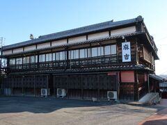 長峯神社のすぐ近くに元妓楼の麻吉旅館があります。
明治期に古市を迂回する道路が整備され、遊廓は衰退します。その後、戦災によって建物もほとんど失なわれ、昭和33年の売春防止法施行によって「遊廓」は完全に消え去ります。麻吉旅館は元妓楼旅館としてただ一軒だけ残った、往時の古市の姿を伝える貴重な存在です。