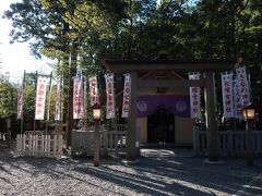 境内には佐瑠女神社もあります。こちらの御祭神は芸能上達や縁結び等の信仰があつい天宇受売命（アメノウズメノミコト）。天孫降臨の後、猿田彦の妻になったとされています。