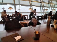 お客さんは韓国の方がほとんどだったように見えました。

あいにくの雨でよく見えませんでしたが
空港が一望できるレストランです。