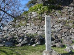 泣いている暇などないです
名護屋城跡は見学できます
泣いていられないくらい結構な坂道です
広大な名護屋城跡
スタンプも忘れずにね