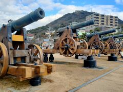 関門海峡と歴史的な古戦場を望む公園です。
海峡に向かって5問の長州砲の原寸大レプリカが並び、100円入れると大きな発射音と煙が出ます。