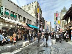 仁寺洞を通って少し距離がありますが
青瓦台まで歩きます。

仁寺洞も人で賑わってます