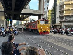 無事国鉄に乗れて、同じ経路で今度はRatchaprarop駅まで戻る。なぜか片側しか踏切が無いけど飛び込む人とかいないんだろうな。