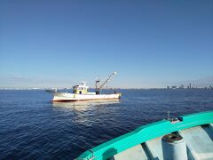 幕張沖で操業中の、もう1隻の底引き網漁船