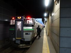 　南千歳駅に到着。
　以前は室蘭方面から新千歳空港（あるいはその逆）に行く時はホームで乗り換えられたけど、今は階段の上り下りが必要です。
