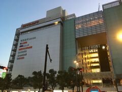 駅ビルを抜けて、駅からほど近い商業施設・川崎ルフロンへ。
B1Fから4Fまでヨドバシカメラ、9Fから10Fには水族館が入っています。
10Fにある水族館のチケットカウンター前で、4つ目のスタンプを取得しました。
