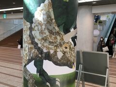 地下街の川崎アゼリアに降りて、6つ目のスタンプを獲りに。
サンライト広場に出ると、並んだ柱に恐竜が描かれていました。
