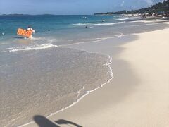 ホテルから Paradise Island にあるCabbage Beachまで歩いてみました。やや波が強いです。