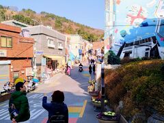 朝食を済まして出かける準備したあとはガイドさんたちが迎えにきていただきました。

最初に向かった場所は「韓国のマチュピチュ」と呼ばれる釜山でも有名な観光スポット、甘川文化村です。