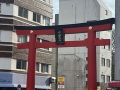 浅草通りを散歩途中に見かけた、下谷神社の赤い鳥居。