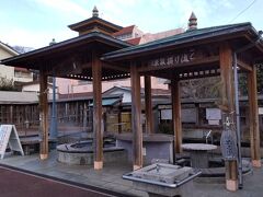 鶴の足湯
湯本駅から徒歩７分くらいのところにあります。
硫黄臭が漂う源泉掛け流しの足湯です。
あつ湯、ぬる湯、ペット用の３種類の足湯があります。
散策の一休みにGoodです。