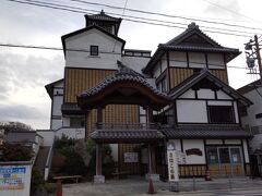 さはこの湯
湯本駅から徒歩１０分くらいのところにあります。
江戸末期の建築様式を再現した純和風の建物です。
日帰り入浴施です