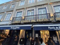 7:55
エッグタルトで有名な「Pasteis de Belem(パステイシュ・デ・ベレン)」に来ました。
8時開店ですが、すでに並んでいました。