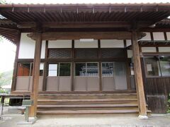 了徳寺は、阿弥陀如来を本尊とする浄土真宗本願寺派のお寺ですが、本堂は平凡な建物でした