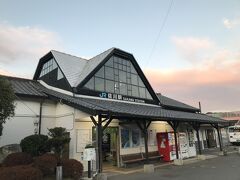 そして人口約13,000人の佐川町の中心駅、佐川駅に到着。ちょっと先の銀行横駐車場に車を置いて、