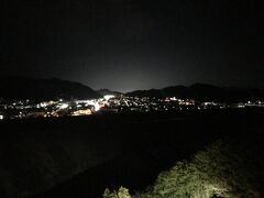 今回は亀の井ホテルにお世話になります。部屋から見る伊野の夜景。ゆっくり温泉に入ってお酒飲んでたら、いつの間にか寝てました。