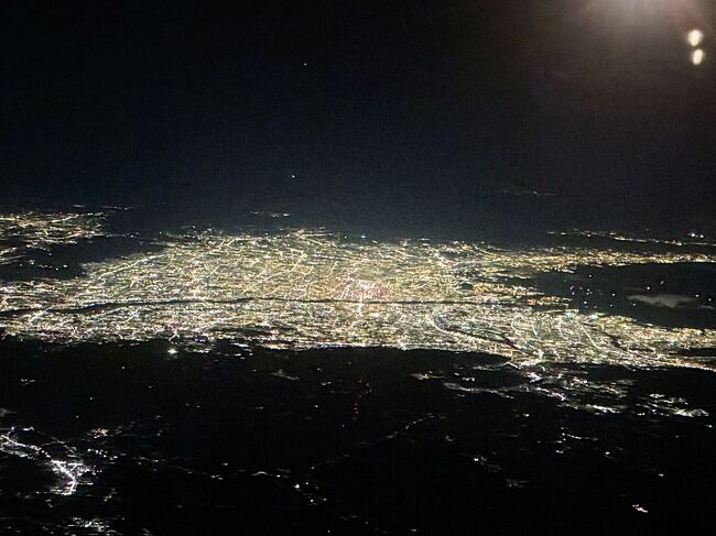 みなさん、今年もよろしくお願いします！<br /><br />カウントダウンに行けず大晦日から元旦にかけて寝こんでいた私でしたが、お正月に徐々に復帰し仕事始めの４日は定時で無事仕事を終えそのままチェジュ航空に乗り込みました。<br /><br />マレーシアがデジタルアライバルカードになり前夜と当日昼休みにチャレンジしたけど早すぎて出来ず…ならば乗継地で泊まるからホテルでのんびりやろうと思い仕事終わらせてカウンターに行くと今登録してほしいと言われてしまいました。空港に着いたのが１時間前の締切にギリギリだったのでそこに間に合わずできなかったのですが、無事乗せてもらえました。搭乗待ちの時間になんとか３人分の登録終了！バタバタでした。<br /><br />大阪夜景を眺めながら機内で仕事の疲れをとります。