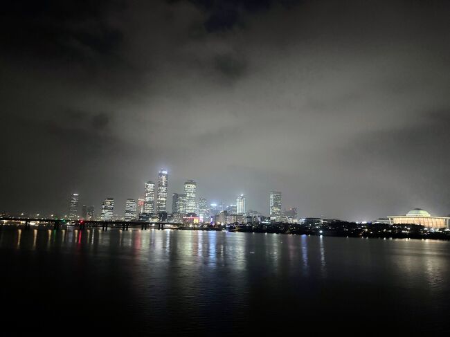 乗継地でまたまたやってきたソウル。<br /><br />国会議事堂が見えてきて市内はもうすぐ！<br /><br />６３ビルって初めて来韓した時に登ったなぁ。