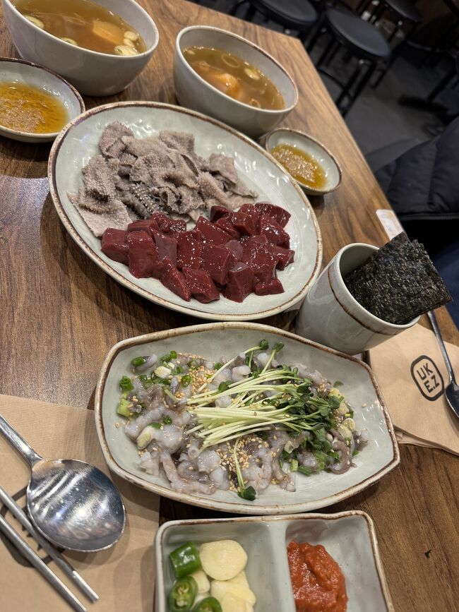 そして、市場のハシゴ。<br /><br />やっぱり広蔵市場に行き今回もレバ刺し。<br />息子もいたのでタコ。娘は爆睡中。<br /><br />海苔好きな息子を見ておかわり持って来てくれました。