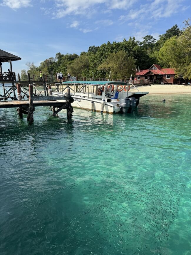 ハーバーから最初に来たのはサピ島！<br />早くも綺麗な海にワクワク。<br /><br />先程予約した２島巡りはライフジャケットとシュノーケルのレンタル付き。