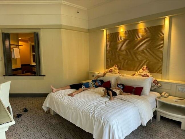 久しぶりの母子でのキングベッドだぁ！<br /><br />広くてのんびり寝れそう。<br />しかし、いざ子供達寝てしまうと息子がど真ん中で私は落ちそうなくらいの隅っこ…セミダブルの時より狭いやん！