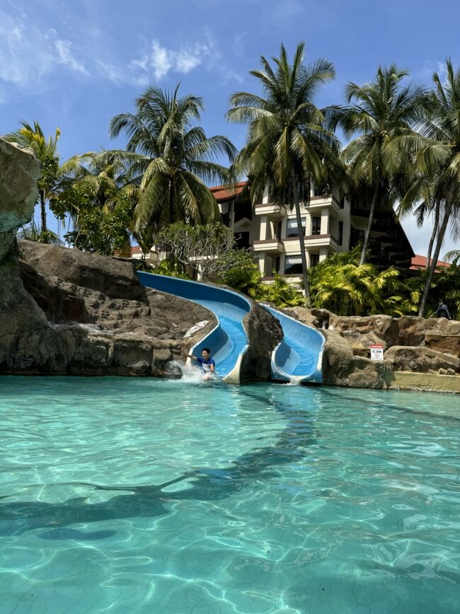 スライダーもある！<br /><br />しばらく泳いでここは隣のホテルのプール？思い始めて出ることに…<br />でも敷地が広くてやっぱりそうだったのかな。