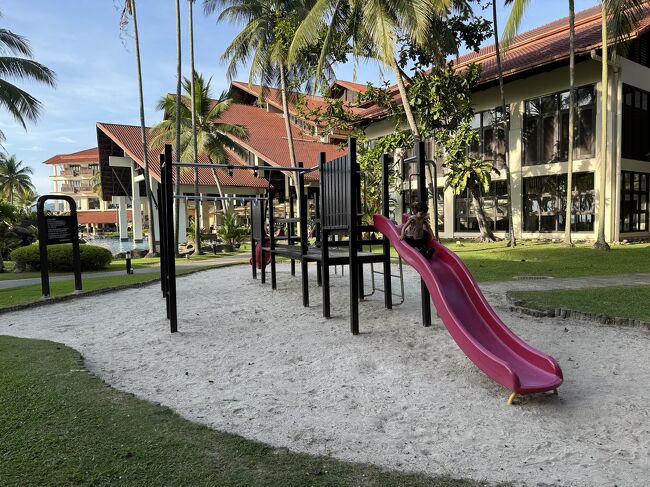 プールの横に少しだけど遊具もあって娘が遊べました。