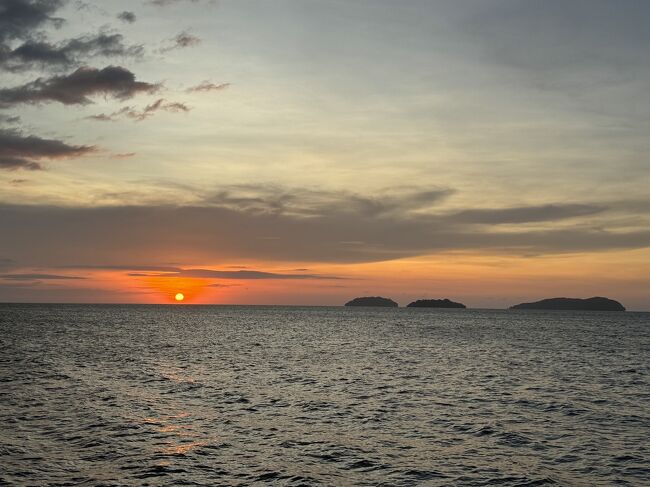 散歩に来た目的はサンセット！<br /><br />明日はツアーで見る予定だけど天気が悪そうなので今日しっかり見ておくよー<br /><br />今日行った離島も見えます。