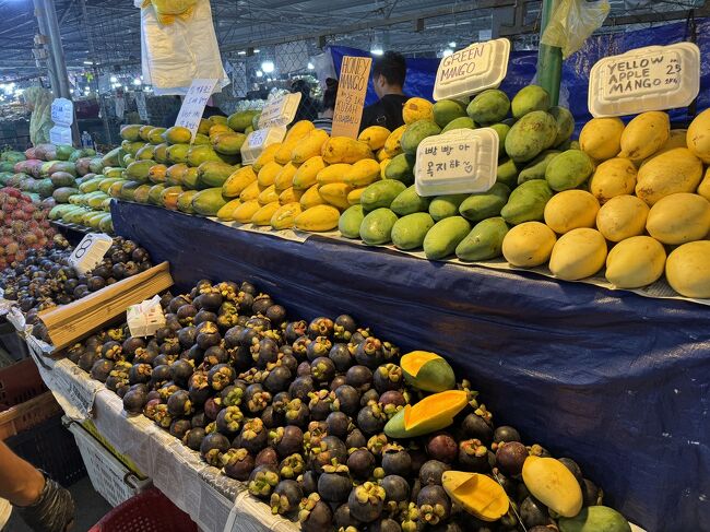 マンゴー！！<br />息子はそんな好きではないけど、私は昔マレーシアで食べた完熟マンゴーが忘れられなくて…<br /><br />見ていたらいろいろな種類があってカットして試食させてくれます。