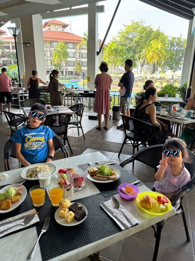 翌朝…<br />楽しみのひとつの朝食バイキング！<br /><br />リゾートで食べる朝食って楽し～&#127926;<br /><br />息子と年に１度はリゾート行くのいいねって話して食べてました。<br /><br />にしてもほとんどが韓国人。