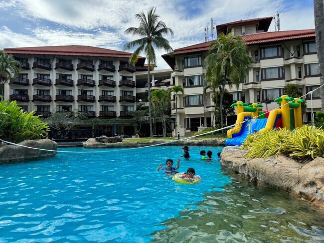 休憩後はホテルのプールで遊びます。<br /><br />個人的にはキナバル山の方とかラフレシアとか行きたかったけれど、子供達は観光よりプールの方が好きなのでまったりリゾート気分の旅もたまにはいいかな。<br />観光はまたいつか…