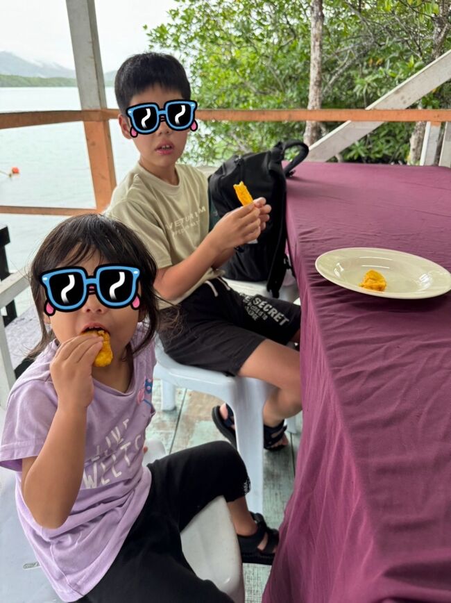 のんびりランチの後は夕方から申し込んであったツアーに参加しました。<br /><br />コタキナバルから１時間ほど走りました。<br />まずはティータイムで揚げバナナをもらいました。<br />娘は気に入ってたくさん食べた！