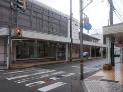 　ここからは宵田商店街の別称であるカバンストリートになります。