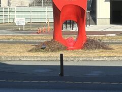 綾部駅に停車中に変なオブジェが見えた。
後でググってみたら「誰かが見ている」という名前のオブジェらしい。
確かによく見ると穴の下の方に”ムンクの叫び”みたいな不気味な顔がある(*_*)