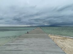 雲多く、風強し。夕日のスポットとのこと。見てみたい。