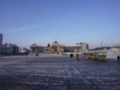 スフバートル広場（チンギス・ハーン広場）に到着！
天安門広場や赤の広場を思わせる共産圏の雰囲気が残る広場です。
実際、毛沢東やレーニンと同様に、エンバーミングされたスフバートルの廟が2005年まではここにあったそうです。