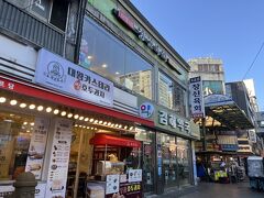 翌朝はカンジャンシジャンで朝ごはん、こまキンパ、トッポッキ、緑豆チヂミ、屋台の食べ歩き楽しい。