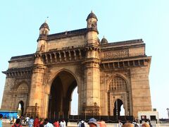 人流にそってインド門に到着。広場は観光客だらけ。でも一応の到達感を得られて安心します。