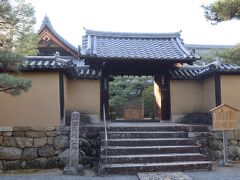 大徳寺の仏殿の西側にある三玄院。石田三成のお墓があることで知られる塔頭ですが、非公開なのが残念