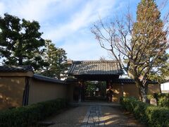 三玄院の北側にある聚光院。三好長慶の菩提寺。狩野永徳の障壁画があるのですが非公開で見学はできません。3月まで公開していたらしいので、その時に行けばよかった