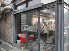 こちら～。海老の揚げロールが食べたかった！

「周氏蝦捲」こちらです～。お店を探すのに迷ったわ～

ちょっとね安平老街からは離れてるんですよ

しかも逆方向に進んでしまい。。ほんと地図が読めない女