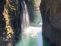 10万年以上も前に、阿蘇山の数度にわたる噴火により、火砕流が浸食して出来た渓谷です。
