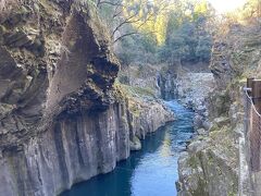 雄大な高千穂峡の光景です。
