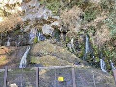 おのころの池の上にある玉垂の滝で、岩の隙間から水が湧き出て、滝のようになっています。
