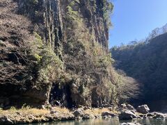 ボート乗り場からの渓谷の風景です。
