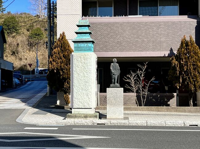 駅から東方向へ少し歩くと、道路の反対側に何やら像がありました。<br />シーズガーデン水戸三の丸（マンションの名前）の前の歩道です。