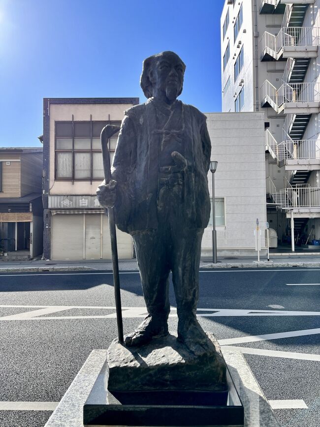 まるっきり逆光です。<br />こちらは等身大よりもだいぶ小振りの像です。