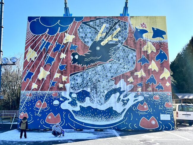 竜神大吊橋バス停で降りました（終点ではありません）。バスを降りたのは私だけでした。<br />日陰に残っている雪で遊ぶ子供たち。